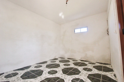 Alquiler De Casa En Jardines Del Hipódromo. Al Frente, 2 Ambientes O Dormitorios, 1 Baño, Cocina Definida, Patio-jardín.