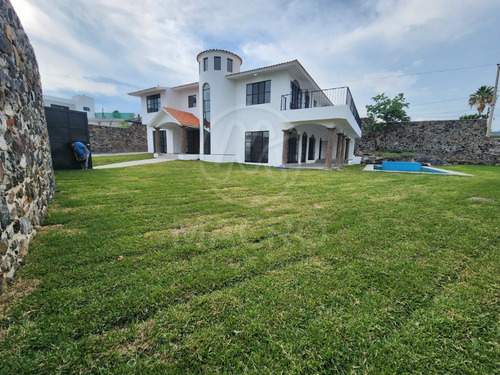 Casa En Venta En Fracc. Real De Oaxtepec Con Amplio Jardín Y Bardas Propias