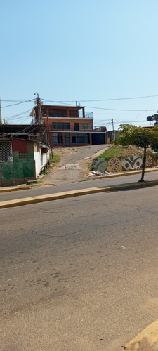 Casa De Tres Pisos En Venta, En Av El Milagro Con Av 5 De Ju