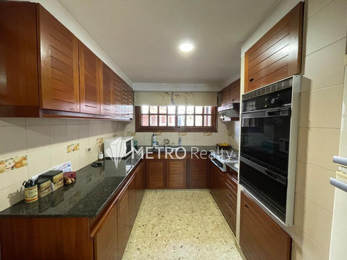 Casa En Venta 4 Ambientes Con Cochera Y Jardin En Bernal Centro