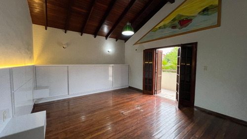 Alquilo Casa Con Piscina En Pleno Centro De Encarnación: 5 Habitaciones Y 4 Baños