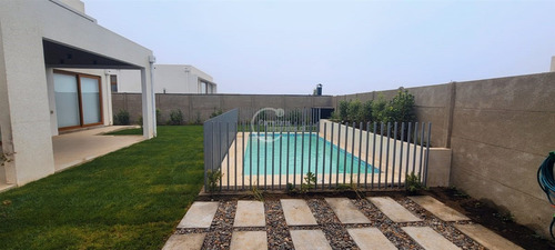 Casa En Arriendo De 6 Dorm. En Lo Barnechea Nueva