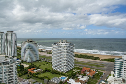 Vende Apartamento De 3 Dormitorios En Wind Tower, Piso Alto Con Vista Al Mar , Punta Del Este 