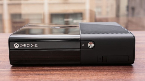 Microsoft Xbox 360 Super Slim 4GB Standard cor preto 2010 - Excelente (Recondicionado)