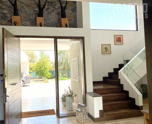 Casa En Venta De 4 Dorm. En Colina