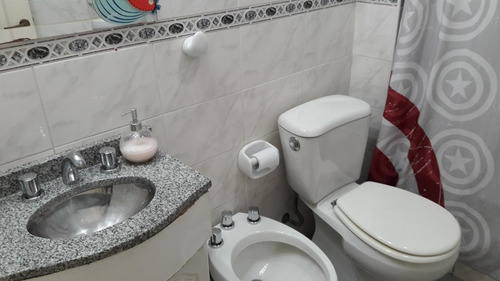 Imagen 9 de 13 de Buen Duplex, Cochera, Jardin, Gran Pileta, Y Quincho Con Parrilla.
