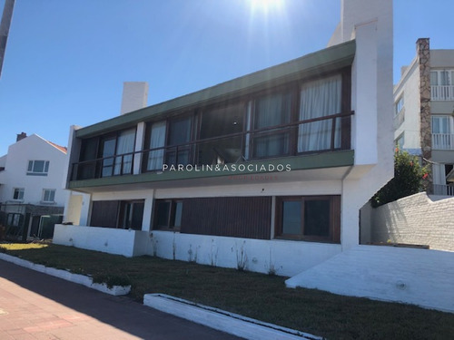 Casa En Venta De 4 Dormitorios Frente Al Mar En Península, Punta Del Este.