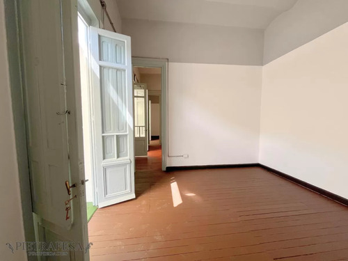 Apto En Venta , 2 Dormitorios, 1 Baño Y Patio-centro