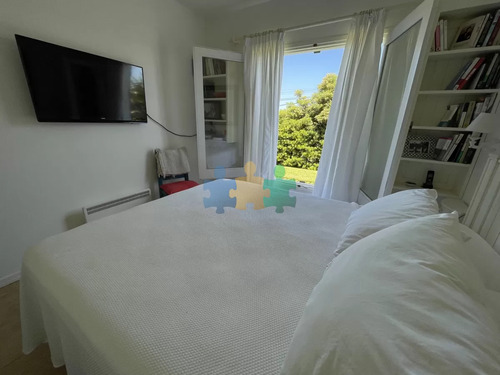 Venta De Casa Amplia De Construcción Sólida Sobre Primera Fila De Mar En La Juanita, José Ignacio - Ref : Eqp5565