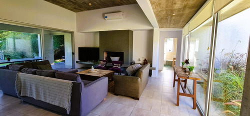 Casa A La Venta En Cul De Sac En Area Residencal 1, Barrio Costa Esmeralda, Venta Equipada.