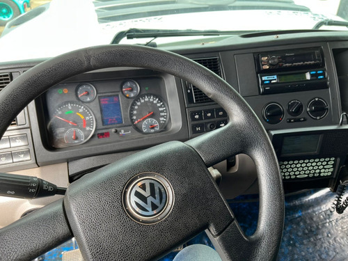 Imagem 11 de 13 de Vw 25390 Constellation 6x2 Teto Alto 2014 Manual