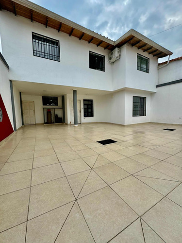 Amr Vende Bella Casa En Urb. La Pradera Tucape