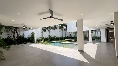 Residencia De Lujo En Venta Ubicada En La Privada Bosques De Altabrisa, Merida.