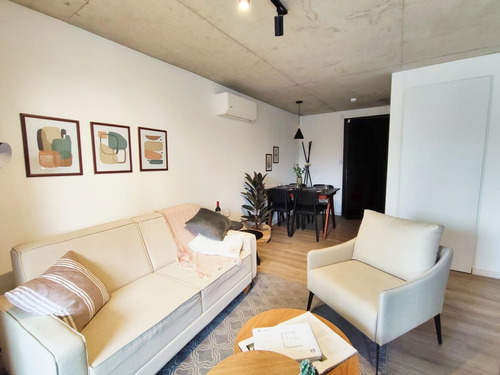 Venta Apartamento 2 Dormitorios. Piso Alto Sobre Av. Libertador. Balcón Soleado