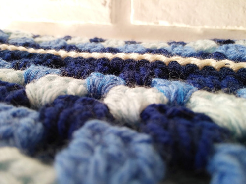 Manta De Lana Tejida Crochet Celeste Y Blanca 120 X 90 Cm