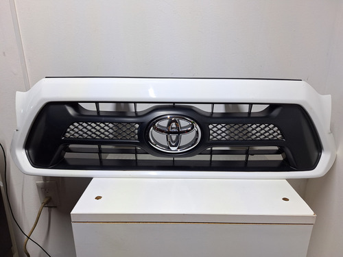 Parrilla Toyota Tacoma 2012-2015 Nueva Original 