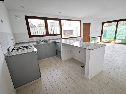 Imagen 7 de 15 de Dúplex Tipo Casa Al Frente De 3 Dormitorios, Jardín Y Cochera En Venta En Gonnet