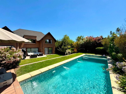 Maravillosa Casa Inglesa En Condominio Con Lindo Jardín