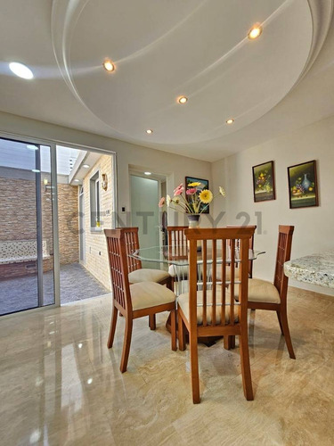 Casa En Venta Los Castores Totalmente Remodelada, Amoblada Acabados De Lujo.