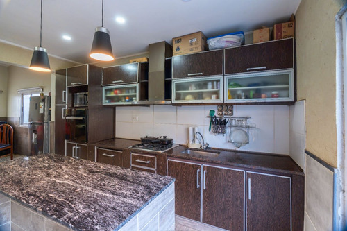 Venta Casa Con Fondo , Quincho Y Cochera En Wilde