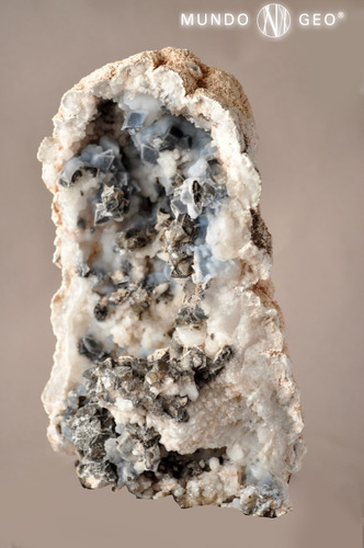 Imagen 1 de 2 de Geoda De Calcedonia Blanca Y Gris Pieza De Colección