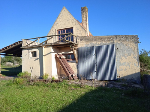 Campo Con Casa A Reparar, Instalaciones