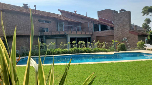 Propiedad En Doble Lote Esquina, 550m2 Cubiertos. 6 Suites ,pileta , Parrilla Cubierta