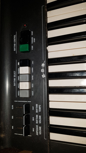 Órgano Yamaha Cn70 Funcioando Todo Muy Bien Con Parlantes (Usado)