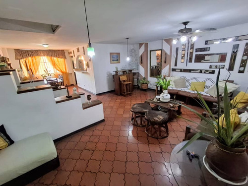 Isabel Paz Vende Penthouse En Portachuelo. Via Guataparo