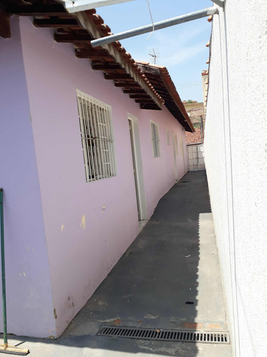 Casa 3 Quartos, Um Banheiro E 2 Vagas De Garagem