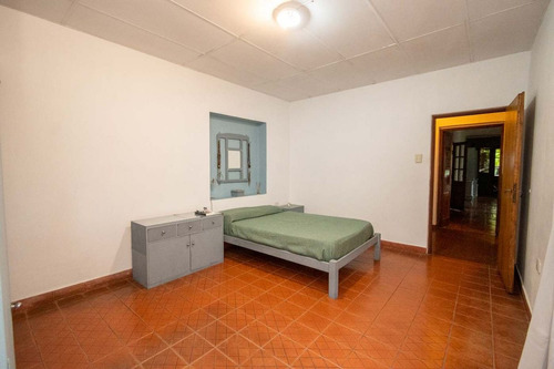 Venta Casa 2 Dorm Con Amplio Jardín En Santo Tomé