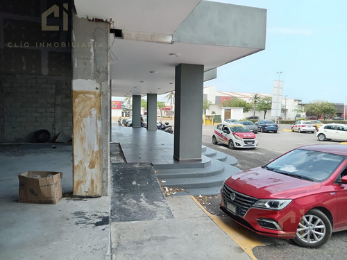 Local En Renta Sobre Ave Principal Con Alta Afluencia Vehicular Y Estacionamiento P