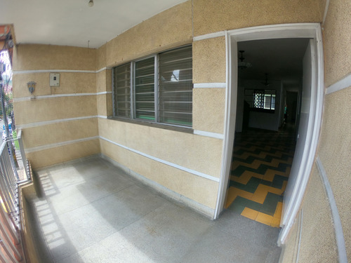 Vendo Casa En Santa Lucia  Piso 2, Cerca A La Estación Del Metro