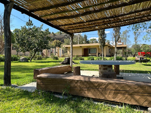 Casa De Campo Con Jardín Amplio En Tiloxtoc, Valle De Bravo