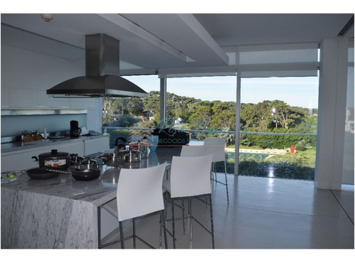 Apartamento En Brava, 4 Dormitorios *- Ref: 2560