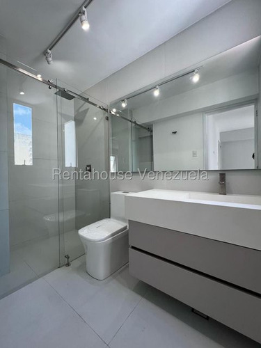 Apartamentopiso Medio Remodelado 107 M² 3h, 3b, 1p, Residencias Maria Con Pozo De Agua En Venta En Los Palos Grandes Avenida Segunda Caracas