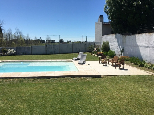 Casa. 4 Dorm. 4 Baños. Quincho, Pileta, Zona Residencial