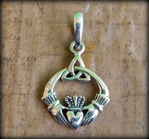 Atacado 10 Pcs! Pingente Tríquetra Claddagh Full Crown Prata