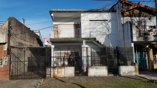 En Palomar: Zona Cercana A Autopista Del Aoeste; Tipo Casa Planta Alta De 3 Ambientes Con Patio Propio  F: 8019