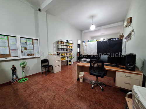 Amplio Local Comercial Con Area De Deposito, Ubicacion Privilegiada Sobre La Av. Bolivar 24-17385 Ec