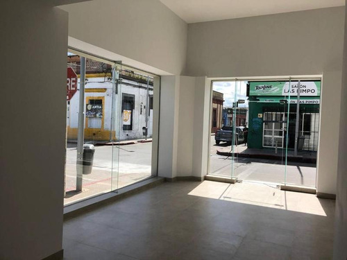 Imagen 2 de 9 de Esquina Comercial De Doble Altura En Pleno Centro