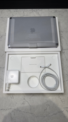 Macbook Pro 13-inch M2 2022 Touch Bar 8-gb 256-ssd (Usado)