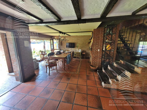 Una Excelente Casa De Categoría,con Detalles De Lujo!