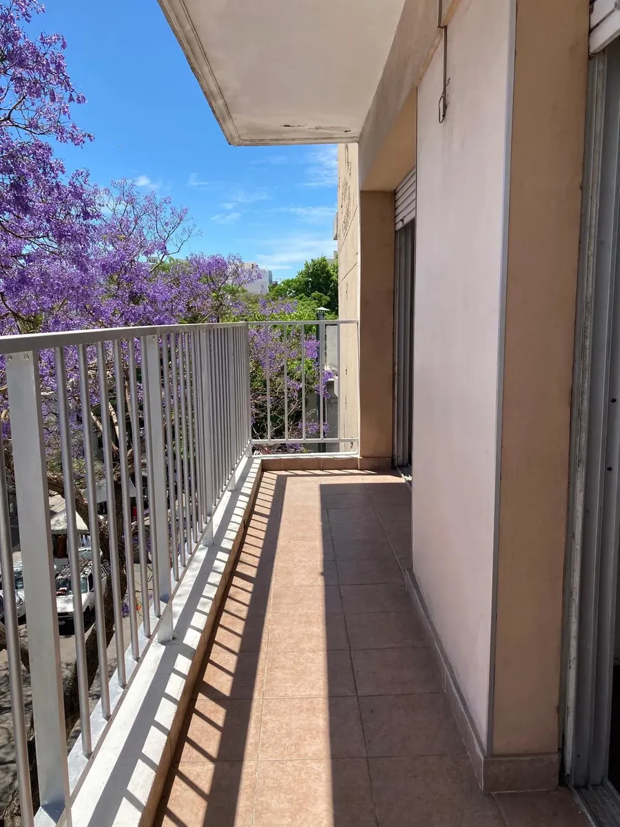 Alquiler De Apartamento En Pocitos, 1 Dormitorio, Amplio Balcon, Al Frente, Vista Despejada, Calle Tranquila, Hermoso Y Con Bajisitmos Gastos Comunes. · Foto 2