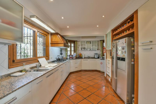 Venta Imponente Casa De 4 Dormitorios - Rosario.