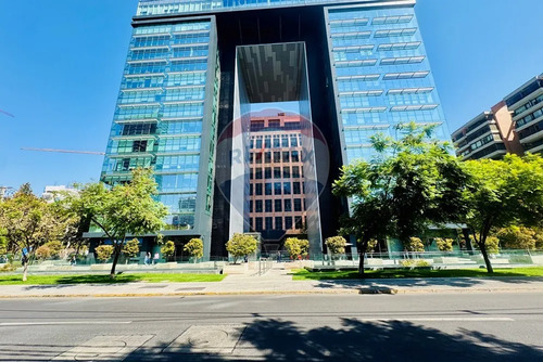 Of Vitacura: Moderna Frente A Marriott