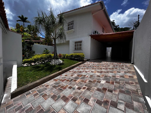Imagen 3 de 18 de Casa En Macaracuay 600mt2 Caracas Calle Cerrada.