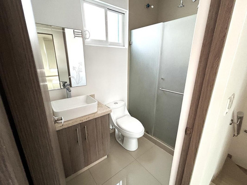 Casa En Venta En El Refugio Querétaro Con Buenos Acabados.