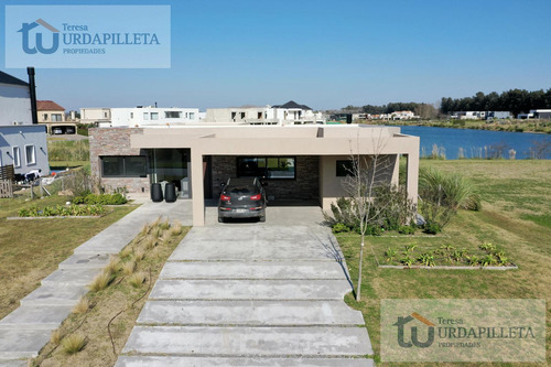 Casa En Venta Sobre La Laguna En Pilará- La Calesa- Pilar