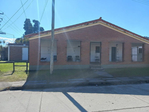 Flores Propiedades Vende Casa Esquina Barrio Modelo Sobre Av. America